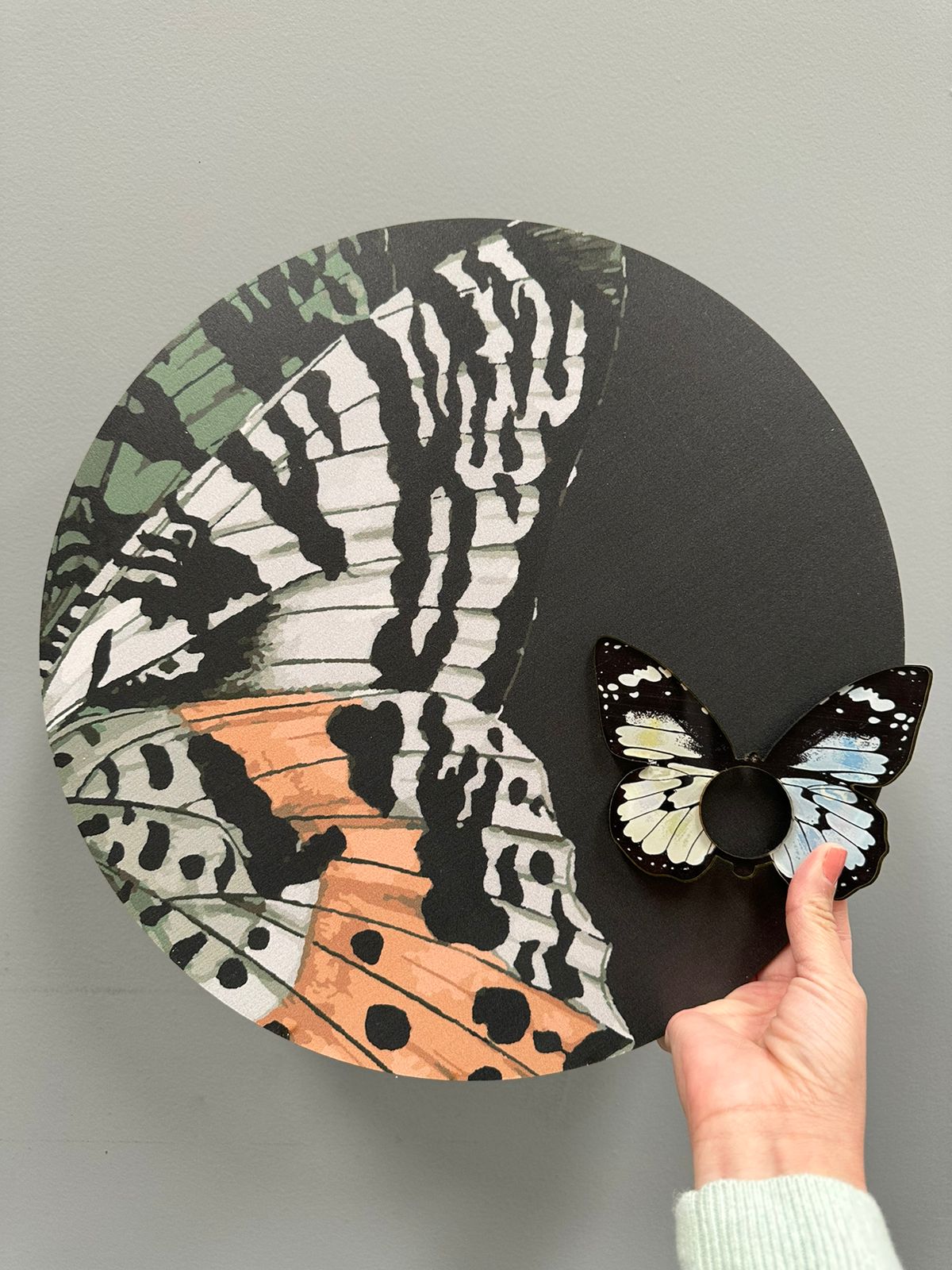 Portaplato Negro con Alas de Mariposa A-171